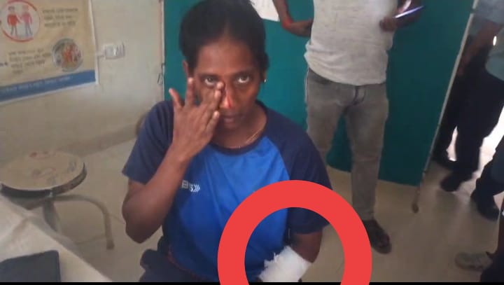 ক্রিকেট মাঠে রক্তাক্ত মহিলা ক্রিকেটার